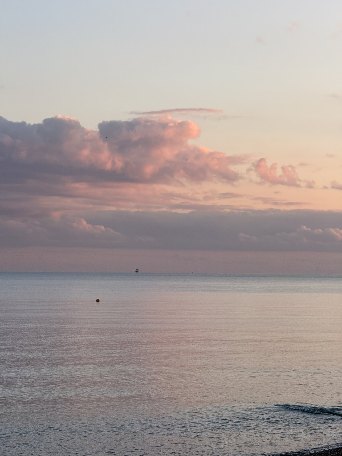 Pink clouds over the sea at sunset in Brighton